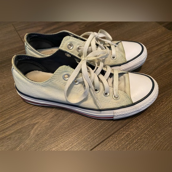 Converse low tops. - Picture 1 of 4